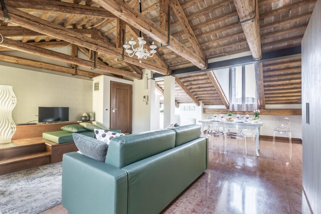 Televízia a/alebo spoločenská miestnosť v ubytovaní Ca' del Monastero 7 Collection Bright Apartment with Terrace