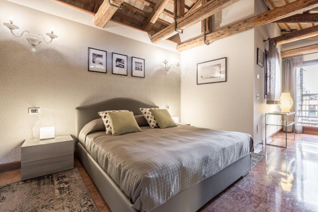 Posteľ alebo postele v izbe v ubytovaní Ca' del Monastero 7 Collection Bright Apartment with Terrace