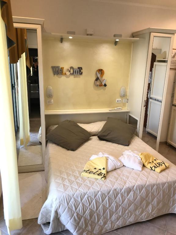 Postel nebo postele na pokoji v ubytování Hotel Byron