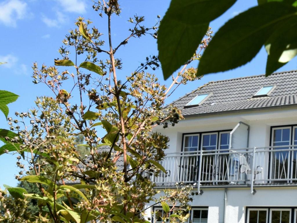 グラール・ミューリッツにあるSpacious apartment in Graal-Muritz Germany with Balconyの木の家