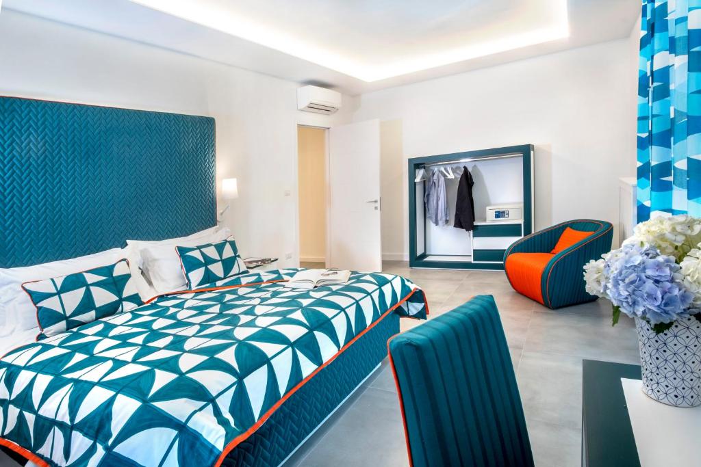 Habitación de hotel con cama y silla en YourHome - Unica Luxury Apartment, en Castellammare di Stabia