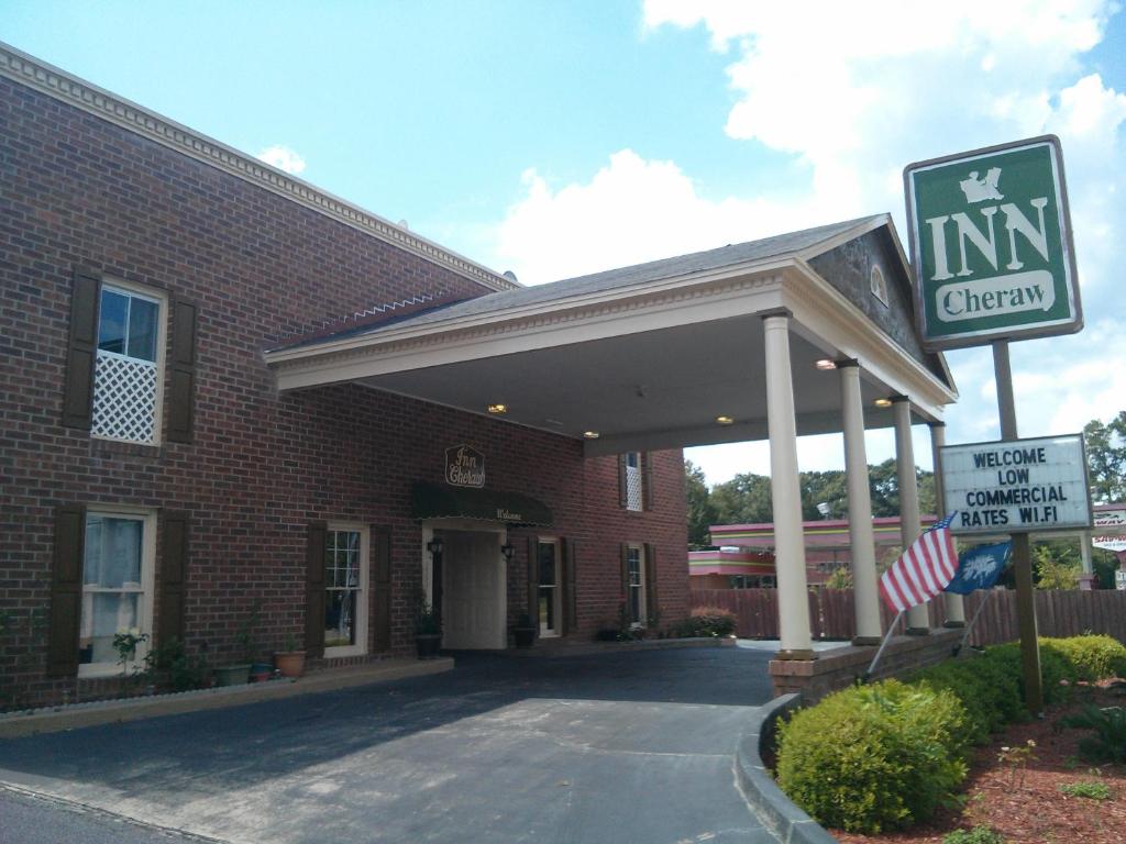 - l'entrée à une auberge arborant un drapeau américain dans l'établissement Inn Cheraw, à Cheraw