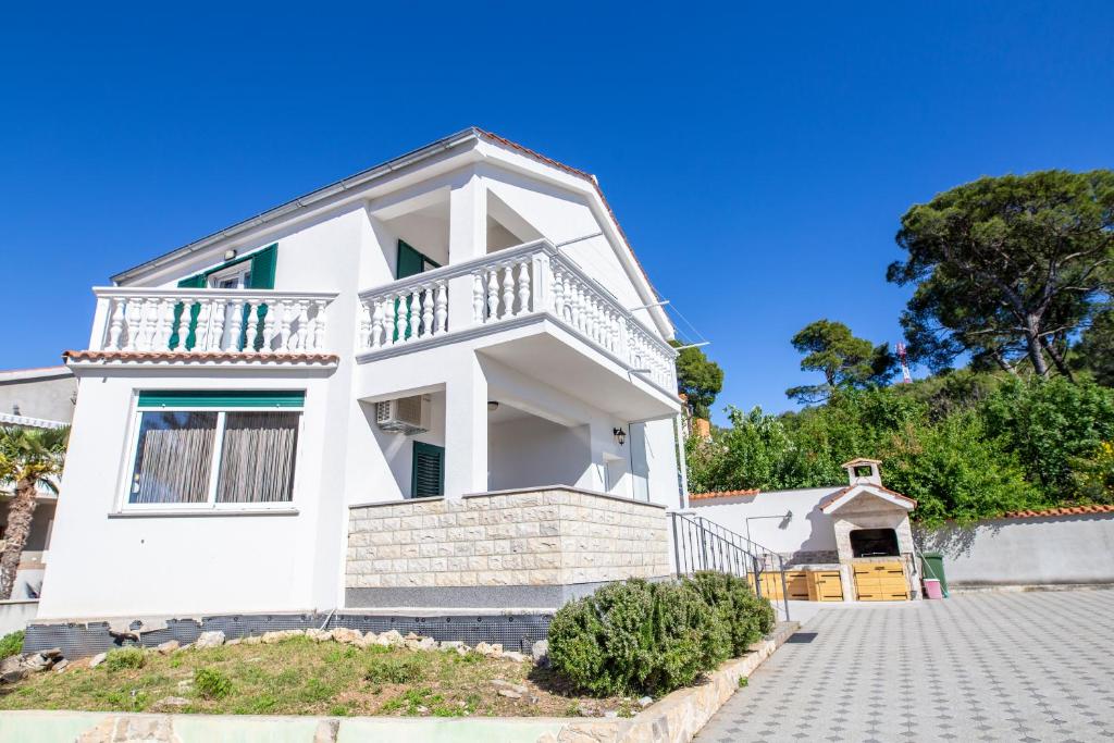 ein weißes Haus mit Balkon oben in der Unterkunft Holiday Home My Dream in Šibenik