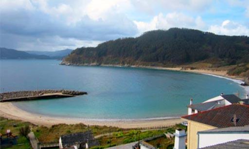 a large body of water with a beach and mountains at PORTO MAR in Bares