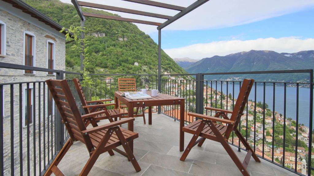 einen Balkon mit 2 Stühlen und einem Tisch mit Aussicht in der Unterkunft La Terrazza di Casarico in Moltrasio