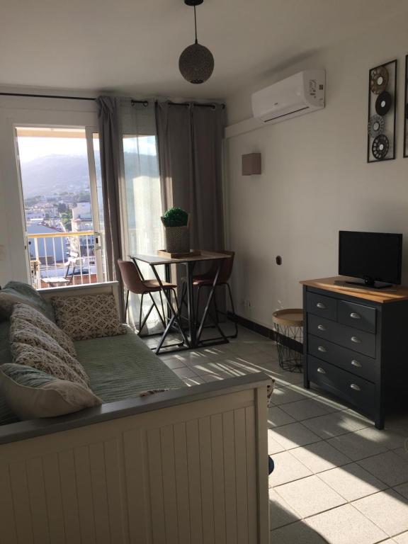 TV a/nebo společenská místnost v ubytování Catalunya Apartament per 4 persones en edifici del passeig marítim amb vistes sobre la Vall d'Aro