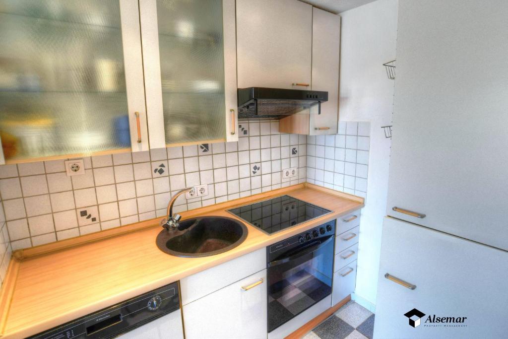 Kuchyň nebo kuchyňský kout v ubytování Catalunya Apartament per 4 persones en edifici del passeig marítim amb vistes sobre la Vall d'Aro