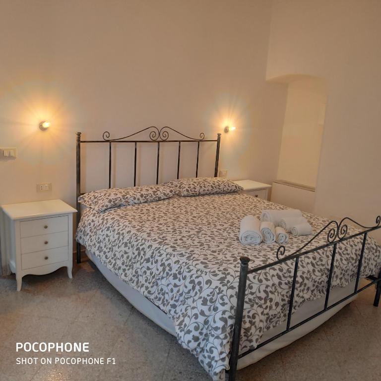 a bedroom with a bed with two towels on it at Dimora Sumerano in Alberobello