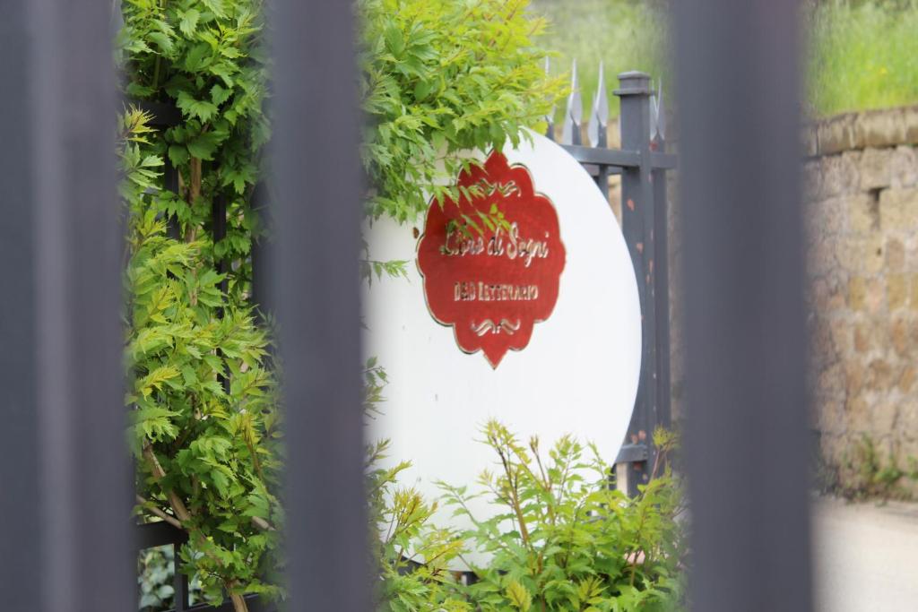een teken dat op een hek staat bij Libro di Sogni - B&B Letterario in Casertavecchia
