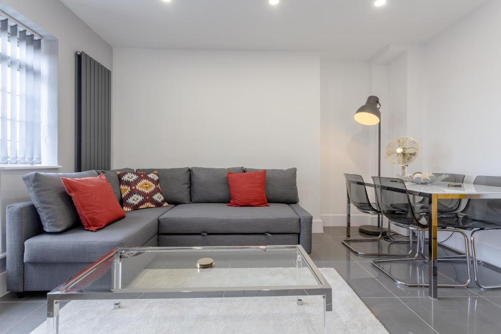 sala de estar con sofá y mesa en Gorgeous Duplex near Canary Wharf, Excel & O2, en Londres