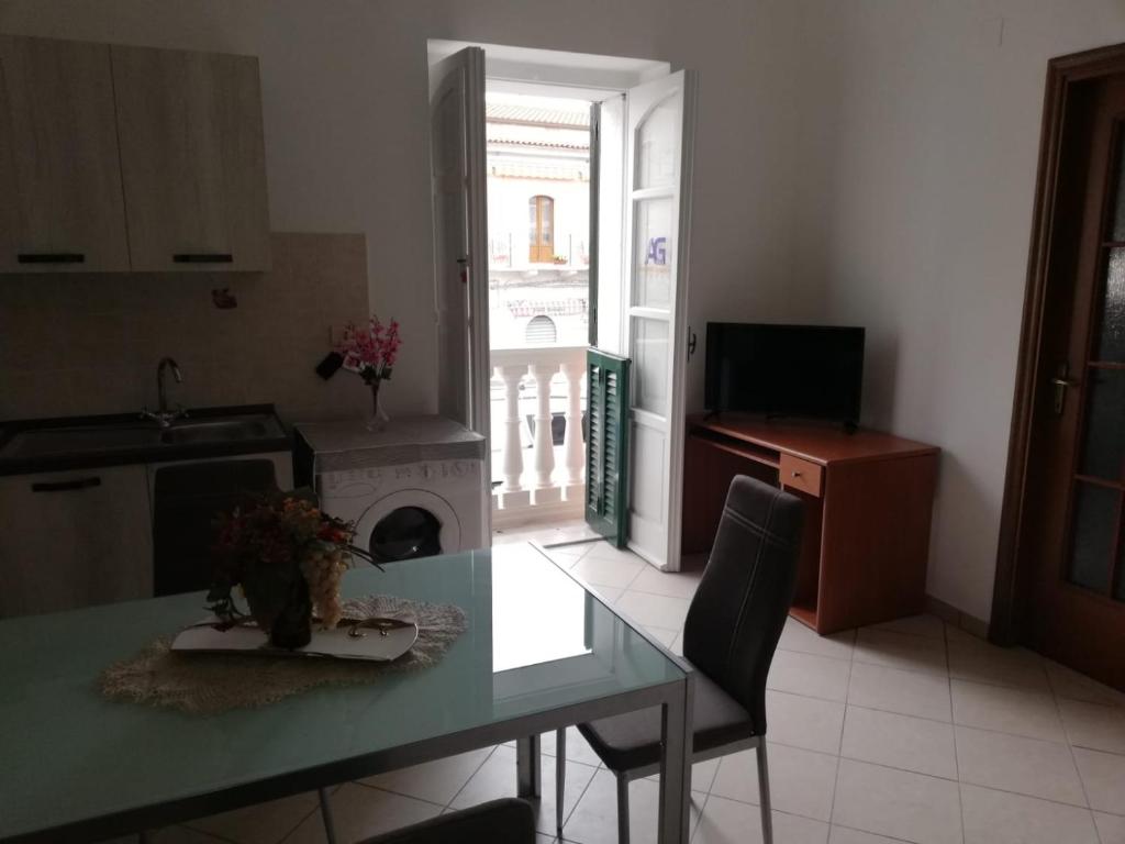 - une cuisine avec une table et des chaises dans la chambre dans l'établissement La Casa di Basi Tropea, à Tropea