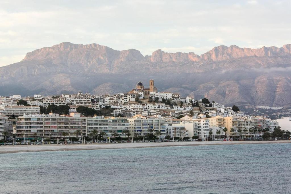 Escapada Romántica en Ático frente al Mar con Piscina, Altea ...