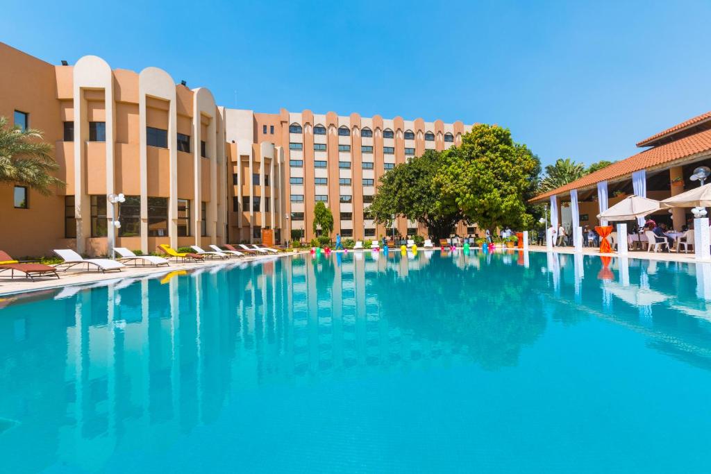 uma grande piscina em frente a um hotel em Azalaï Hôtel Bamako em Bamako