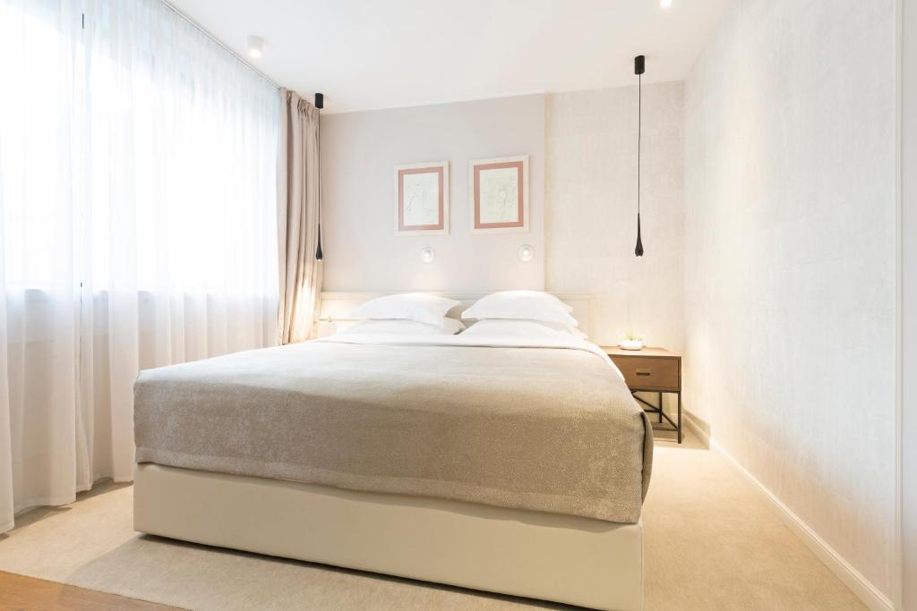 Postel nebo postele na pokoji v ubytování Envoy Hotel