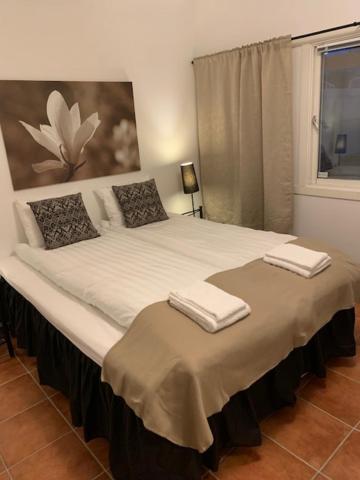 Postel nebo postele na pokoji v ubytování Mälarö Hotell