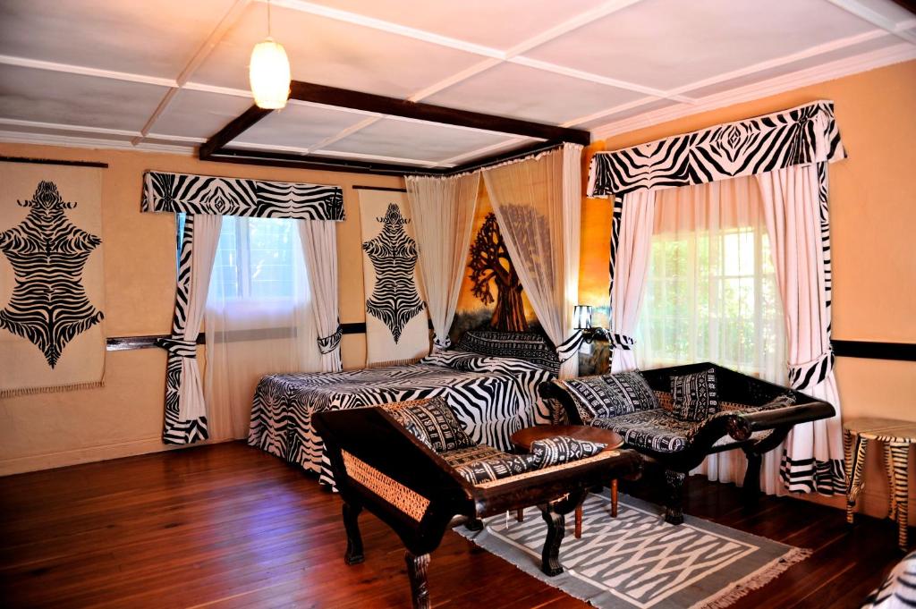 Postel nebo postele na pokoji v ubytování Lake Nakuru Lodge