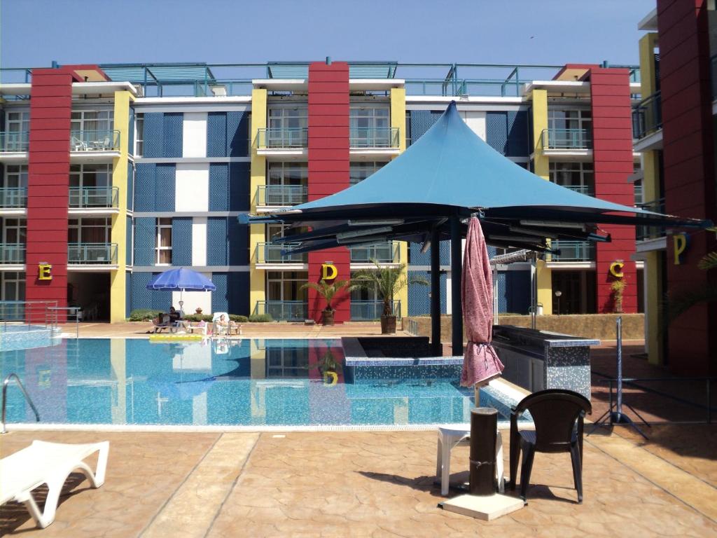 una gran sombrilla azul junto a la piscina en Studios in Complex Elit 4, en Sunny Beach