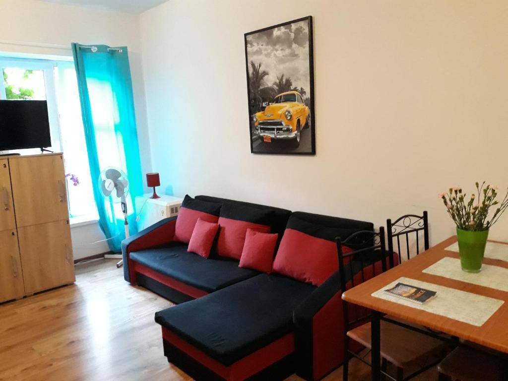 TV a/nebo společenská místnost v ubytování Hostel Gliwice Centrum PARKING