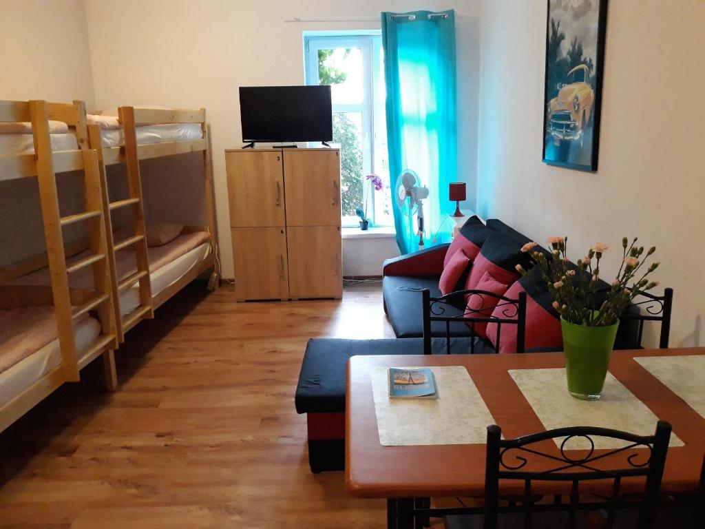 Hostel Gliwice Centrum PARKING - Cama En La Habitación Del Dormitorio De 4 Camas