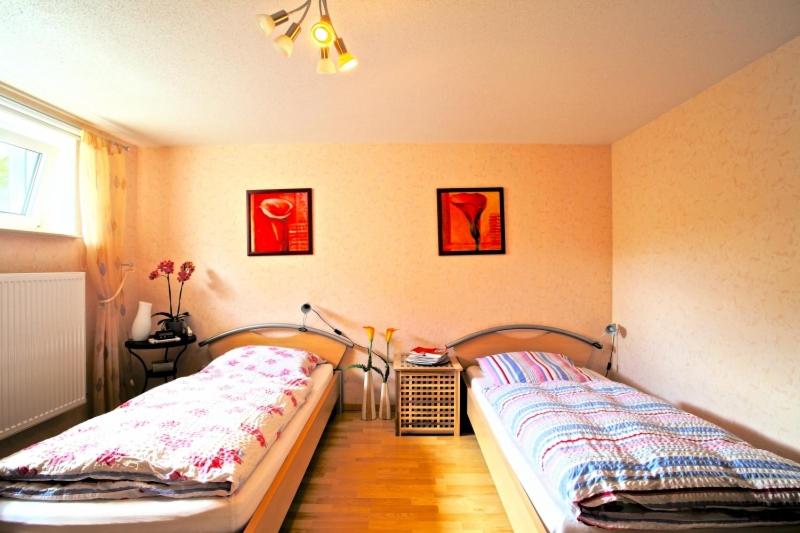 1 dormitorio con 2 camas individuales y ventana en Private Room with own bathroom, en Sarstedt