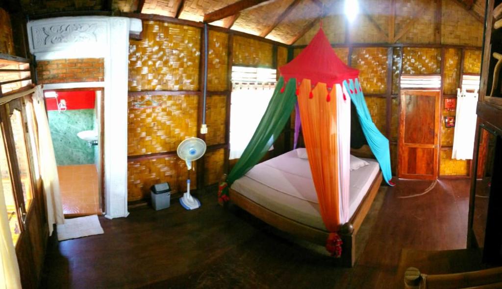 ein kleines Zimmer mit einem Bett auf einem Boot in der Unterkunft Eriono guest house Bukit lawang in Bukit Lawang