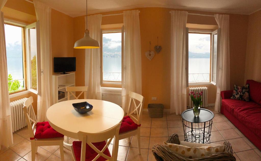 salon ze stołem i kanapą w obiekcie A Dream On The Lake w mieście Lierna