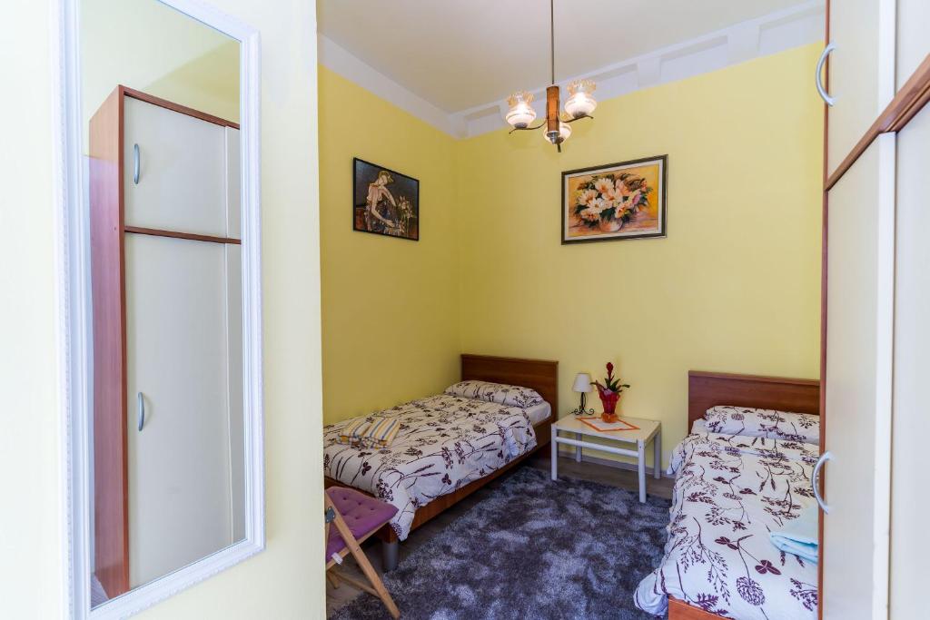 ドゥブロヴニクにあるRooms Katja & Laraのベッドルーム(ベッド1台、鏡付)