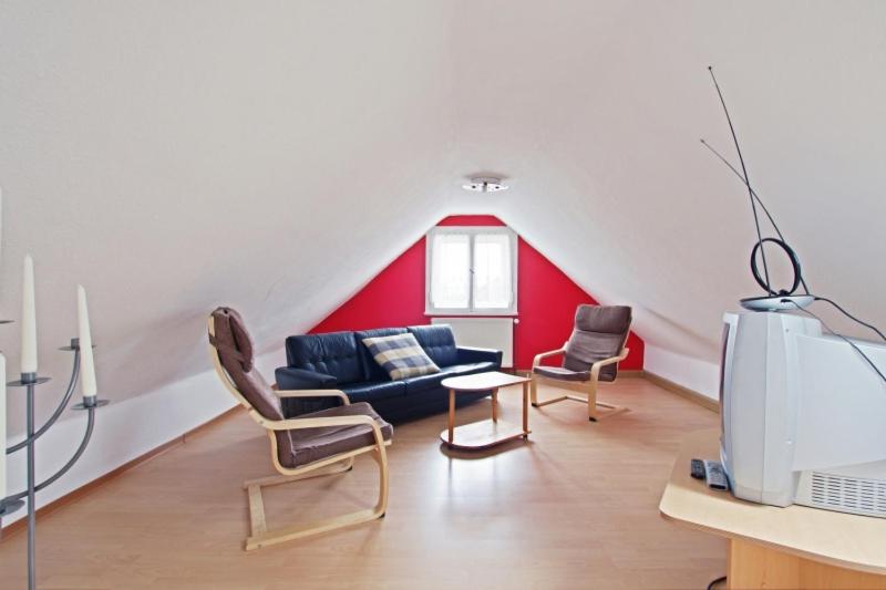 - un salon avec un canapé bleu et deux chaises dans l'établissement Private Apartment, à Hanovre