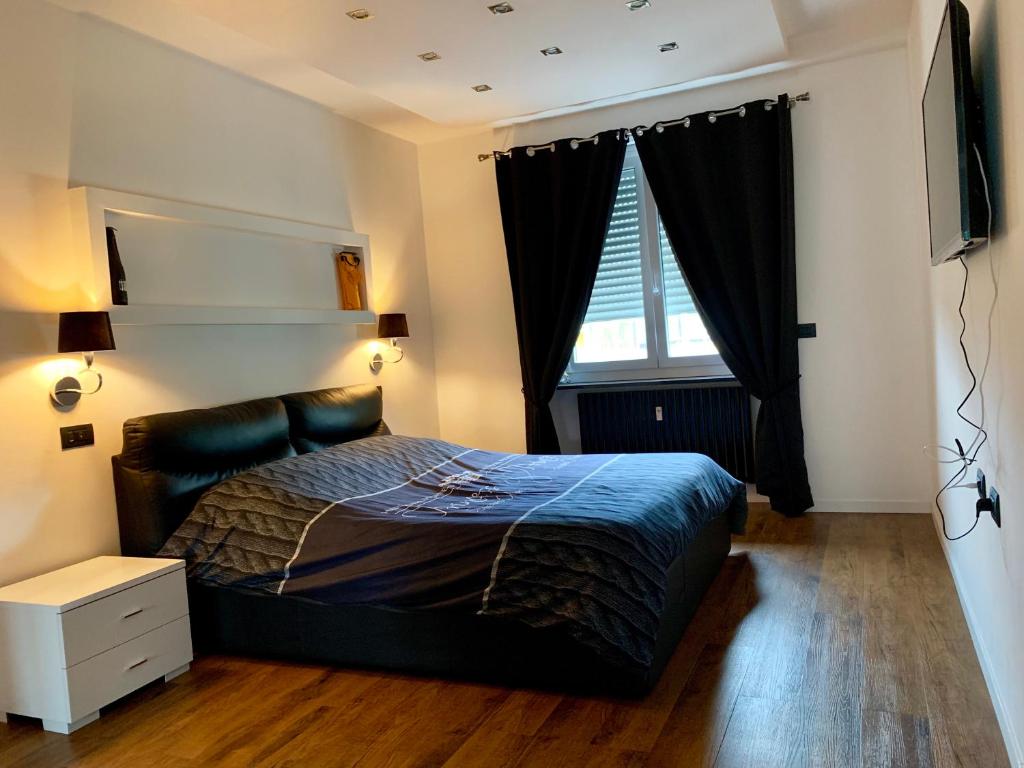 um quarto com uma cama e uma janela em Attico Lux Turin em Turim