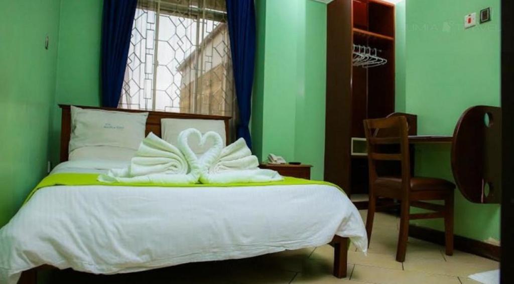 Postel nebo postele na pokoji v ubytování Sandton City Hotel