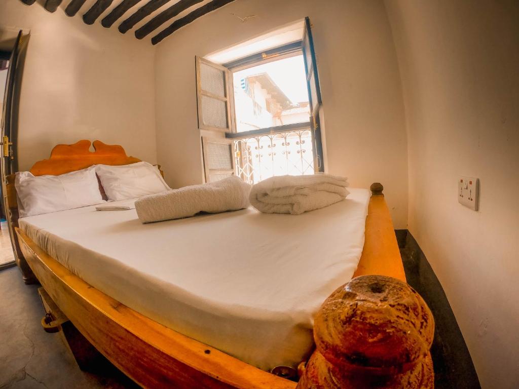 Postel nebo postele na pokoji v ubytování zLife Stone Town