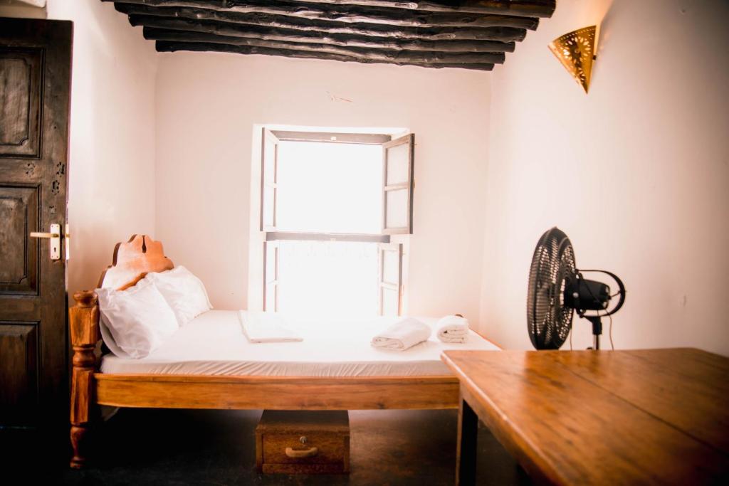 Postel nebo postele na pokoji v ubytování zLife Stone Town