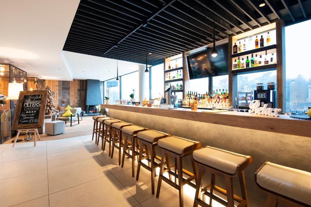 Lounge nebo bar v ubytování PETERS Hotel & Spa