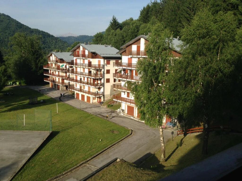 una vista aérea de un gran edificio de apartamentos en Oasi di Pace e Tranquillità, en Zelbio