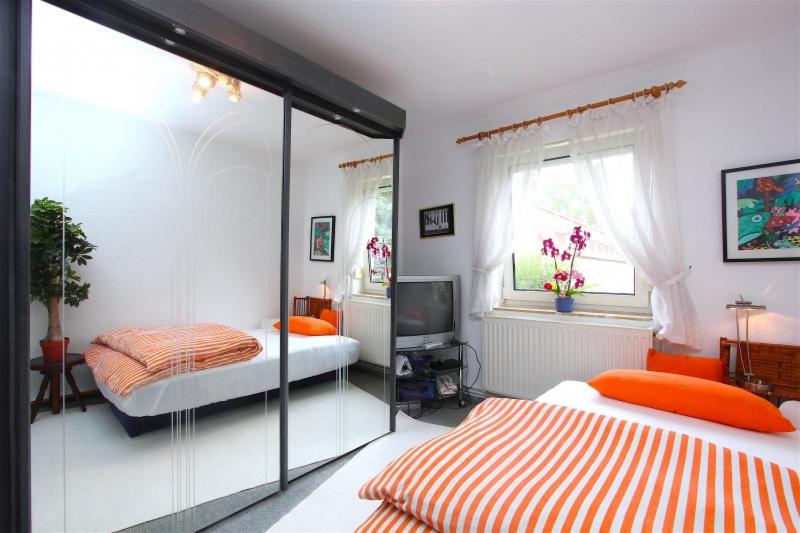 een slaapkamer met 2 bedden en een tv. bij Private Apartment in Hannover