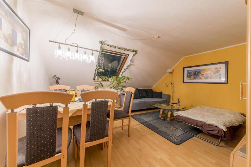 comedor y sala de estar con mesa y sillas en Smoker Private Apartment en Hannover