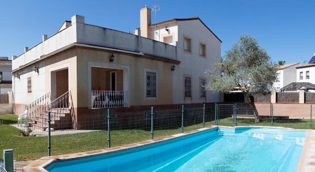 uma piscina em frente a uma casa em Villa Grande del Aljarafe em Villanueva del Ariscal