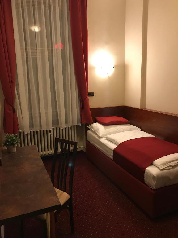 Postel nebo postele na pokoji v ubytování Hotel Continental
