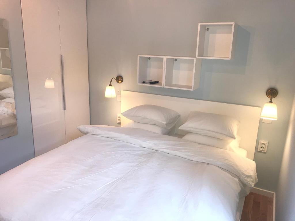 białe łóżko z 2 poduszkami w pokoju w obiekcie MAGIC GARDEN ZAGREB CENTER w Zagrzebiu
