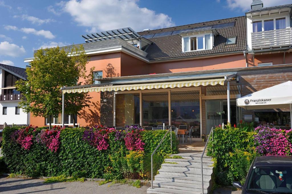 ein Haus mit Blumen davor in der Unterkunft Biergasthaus Schiffner in Aigen im Mühlkreis