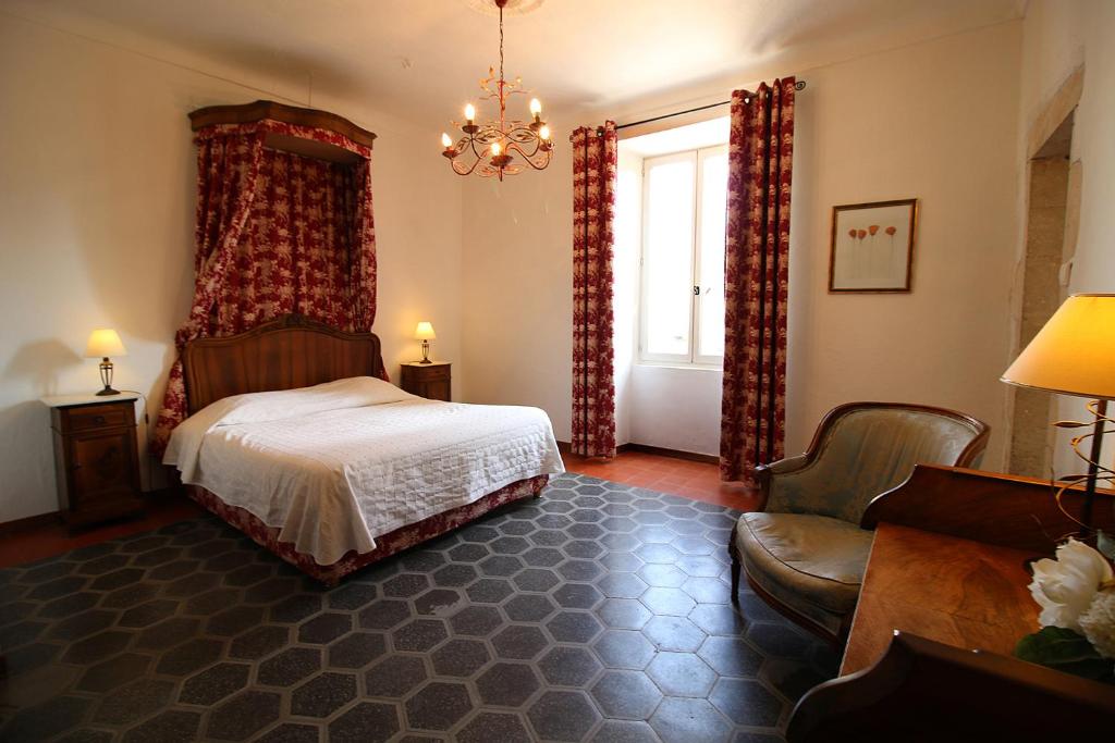 Postel nebo postele na pokoji v ubytování Logis Hôtel Restaurant Gîte La Bastide du Vébron