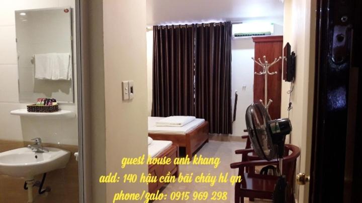 ein Bad mit einem Waschbecken, einem Bett und einem Spiegel in der Unterkunft Guesthouse Anh Khang in Hạ Long