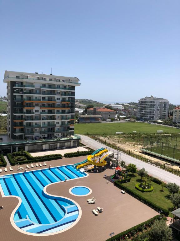 una gran piscina frente a un edificio en Siberland Olive Garden Orion City 7, en Avsallar