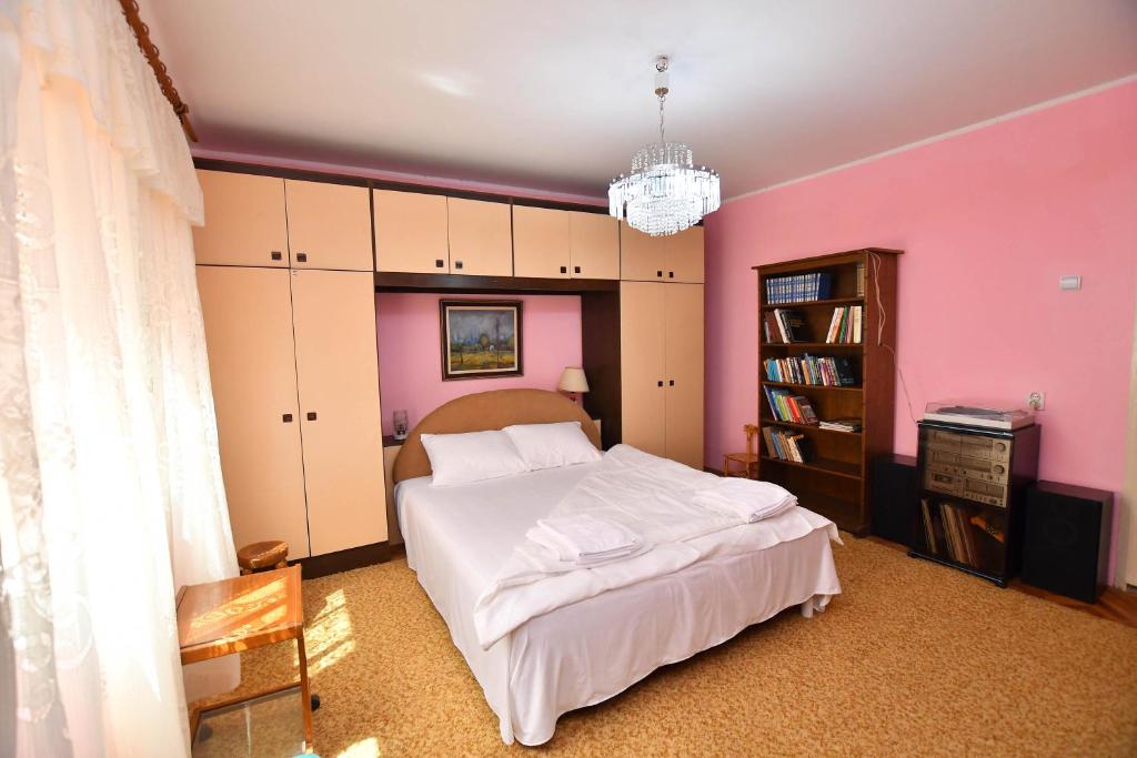 Postel nebo postele na pokoji v ubytování Kaza apartment