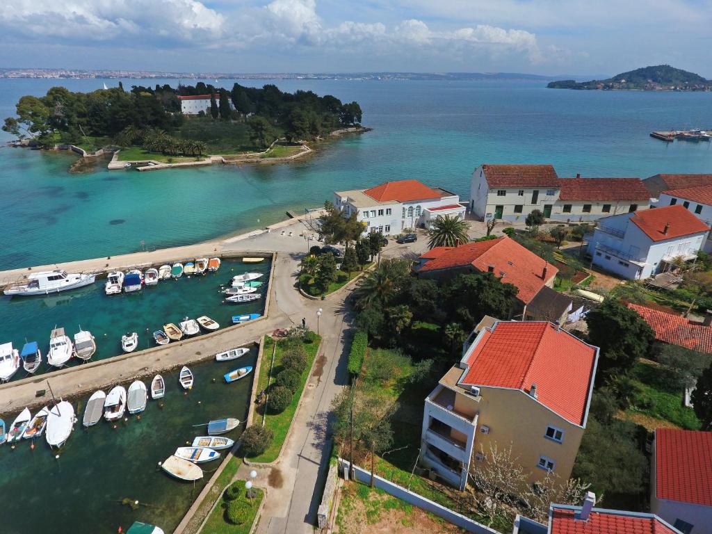 z powietrza widok na port z łodziami w wodzie w obiekcie Apartmani Junto w mieście Preko