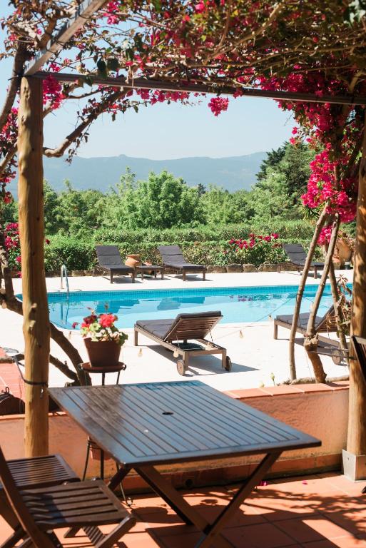 a swimming pool with a picnic table and chairs at Quinta Verde Sintra - Casa de Campo in Sintra
