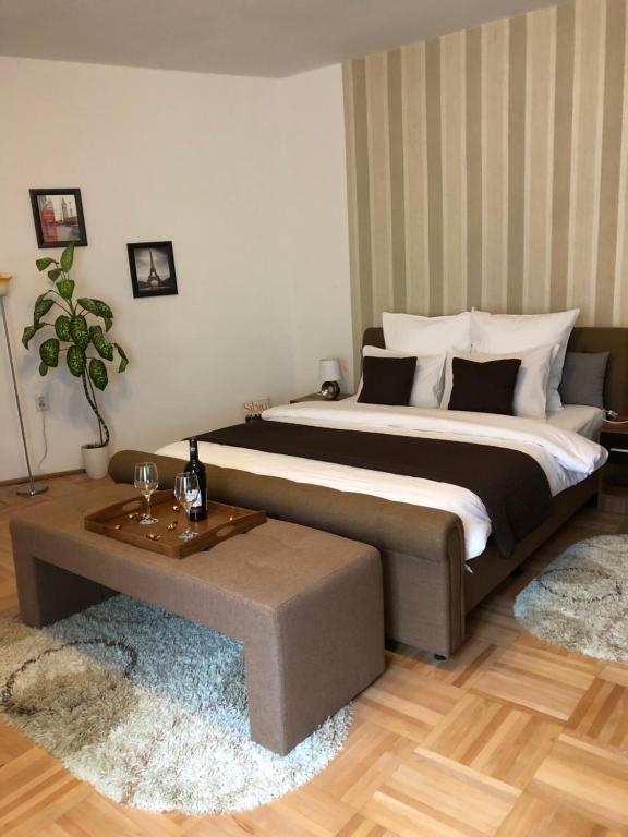 Un dormitorio con una cama grande y una mesa de café. en Xenopol Central, en Sibiu