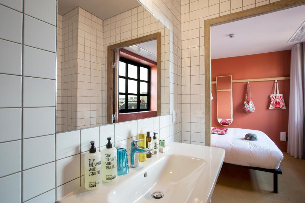 MOB HOTEL Paris Les Puces - Superior Double Room