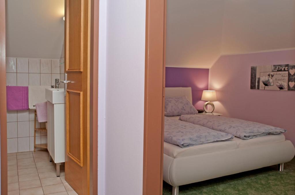 Postel nebo postele na pokoji v ubytování Hotel Kärntnerhof Velden by S4Y