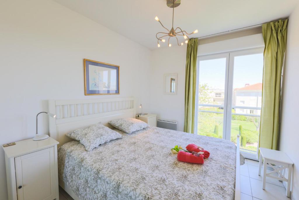 Postel nebo postele na pokoji v ubytování JUAN FLORE AP2035 - Juan-Les-Pins, by Riviera Holiday Homes